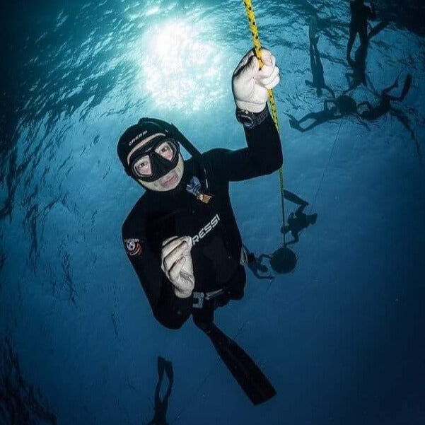 Freediver underwater ascending along the dive line Image