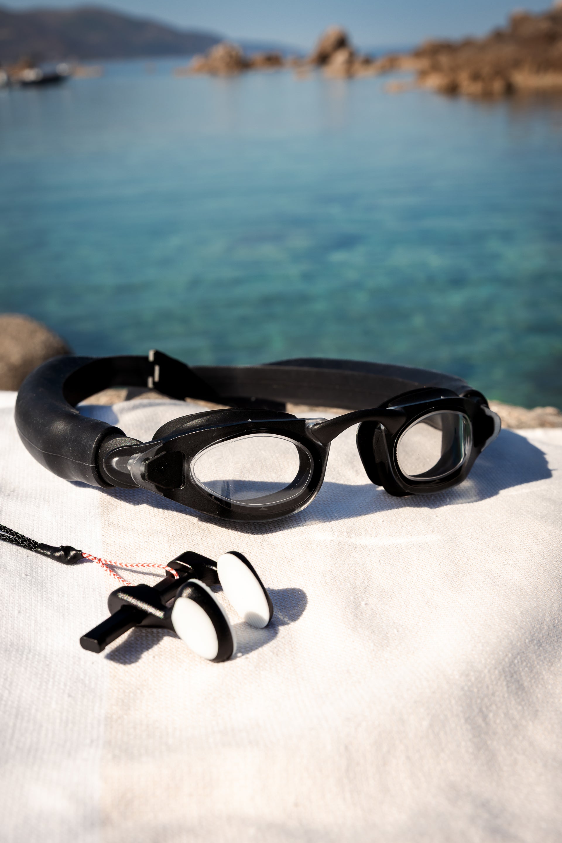 Self-equalizing goggles