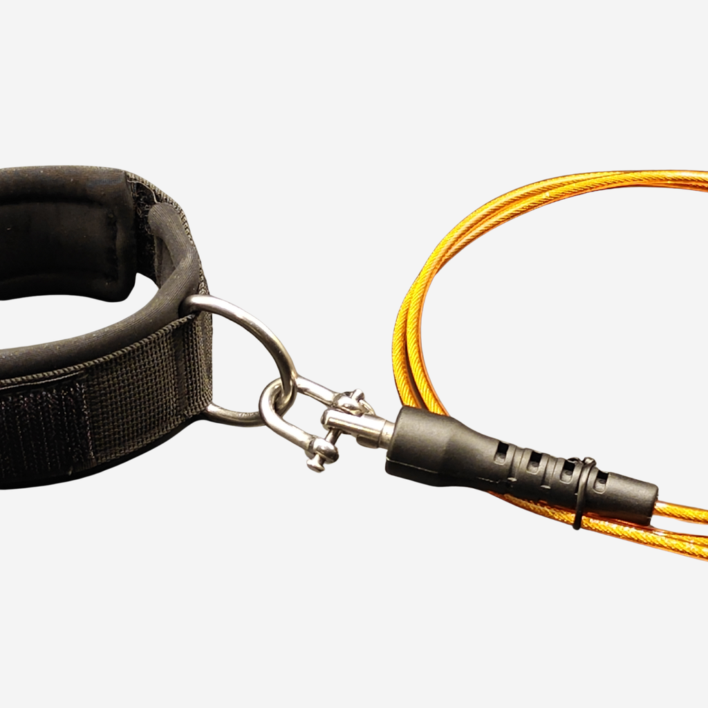 Détail de l'attache de la longe Up'n'Dive : émerillon entre le bracelet et le câble